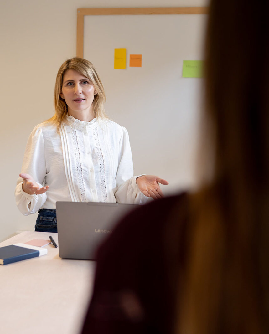 Marianne Holmgaard i dialog med deltager på workshop